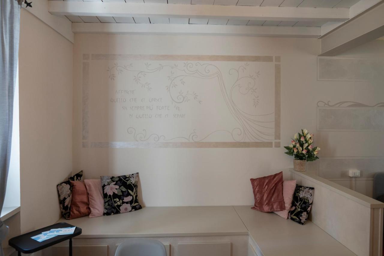 Ferienwohnung Homo Homini Lupus Brescia Exterior foto